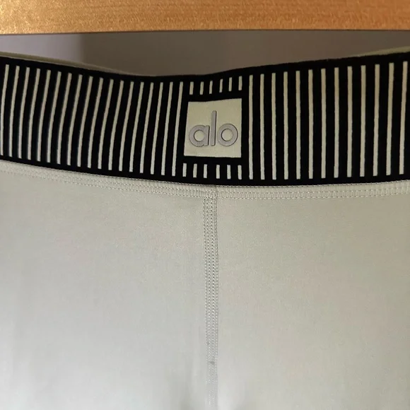 ALO Yoga Soft Green Leggings with Black Accents - Picture 2 of 4